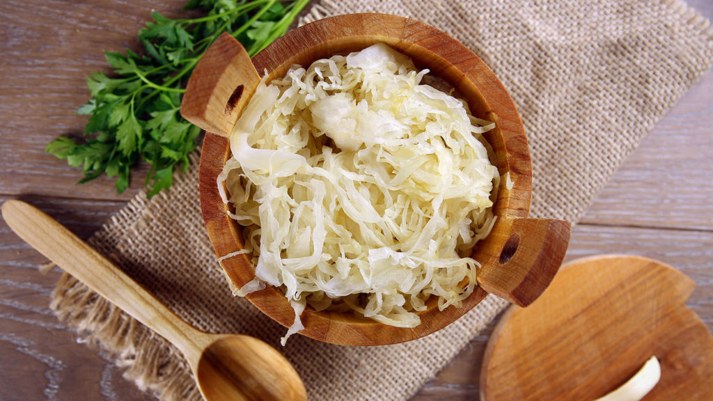 fermentiertes Sauerkraut ein gutes Hausmittel, um die Darmschleimhaut wieder aufzubauen 