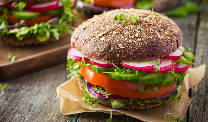 Mangelerscheinungen von veganer Ernährung - Assoziationsfoto veganer Burger