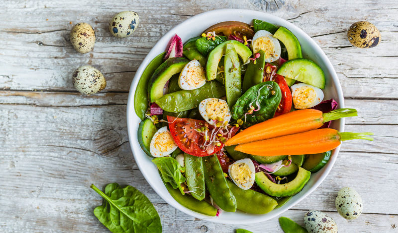 Vegetarische Bowl Vegetarier*in werden und abnehmen: Ist es so einfach?