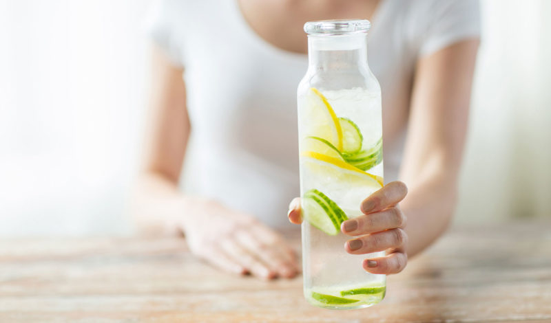 Foto Frau mit Detox-Wasser-Cocktail Entschlackungskur