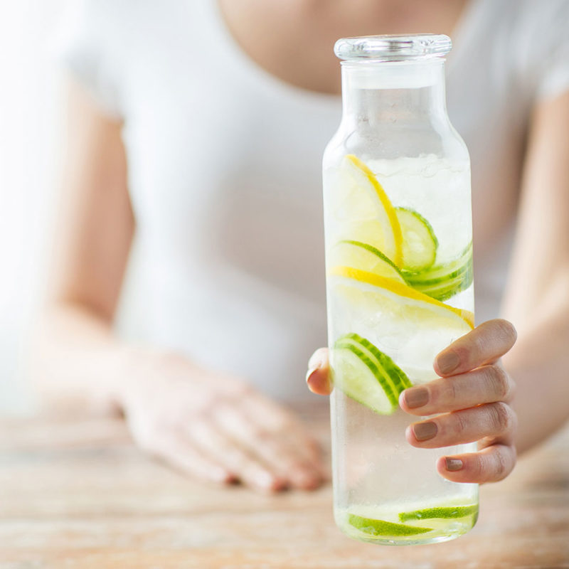 Foto Frau mit Detox-Wasser-Cocktail Entschlackungskur