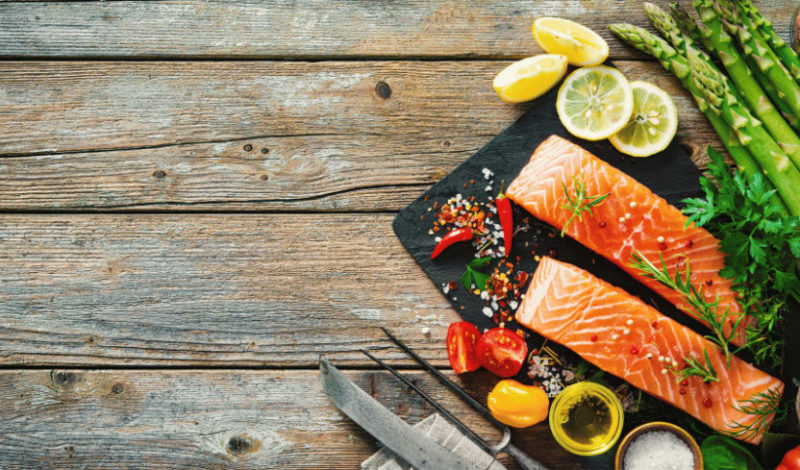 ausgewogener Ernährung: Frisches Lachsfilet mit Kräutern, Gewürzen und Gemüse