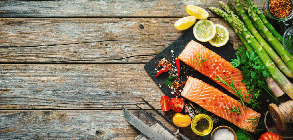ausgewogener Ernährung: Frisches Lachsfilet mit Kräutern, Gewürzen und Gemüse