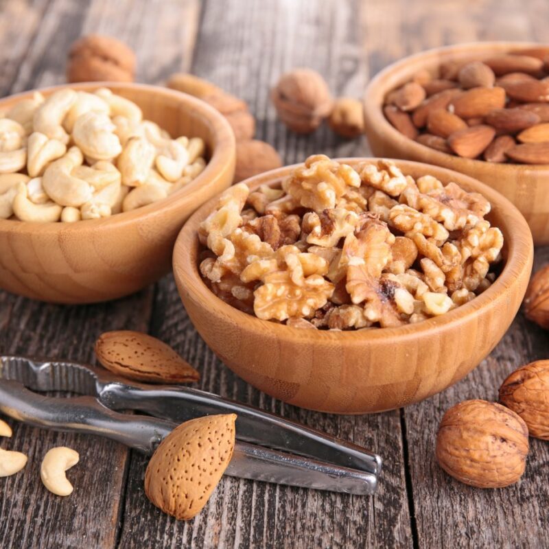 Überblick: verschiedene Nüsse wie, walsnüsse, Cashews und Mandeln mit Schale