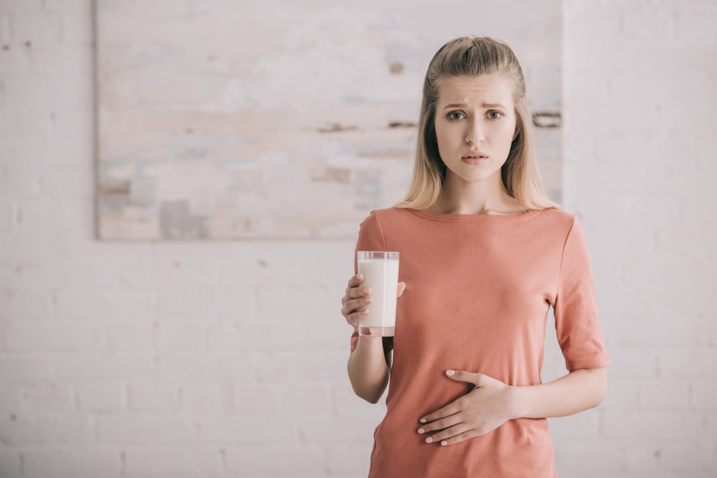Frau mit Laktoseintoleranz