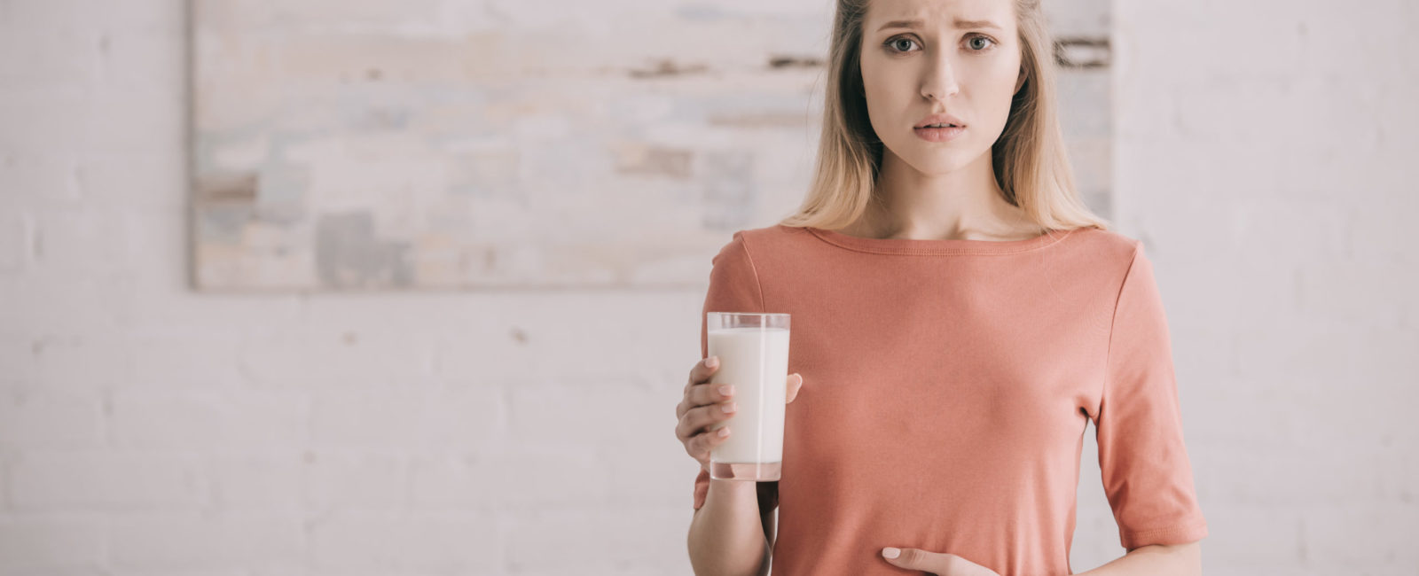 Frau mit Laktoseintoleranz