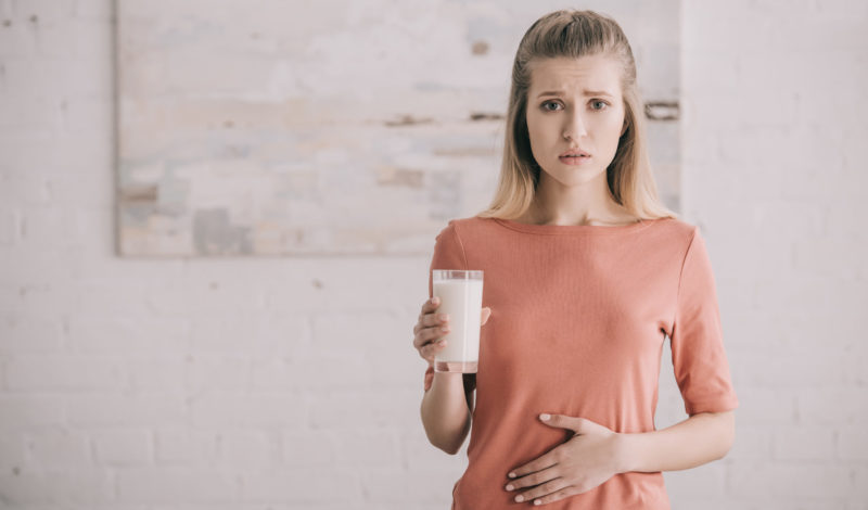 Frau mit Laktoseintoleranz