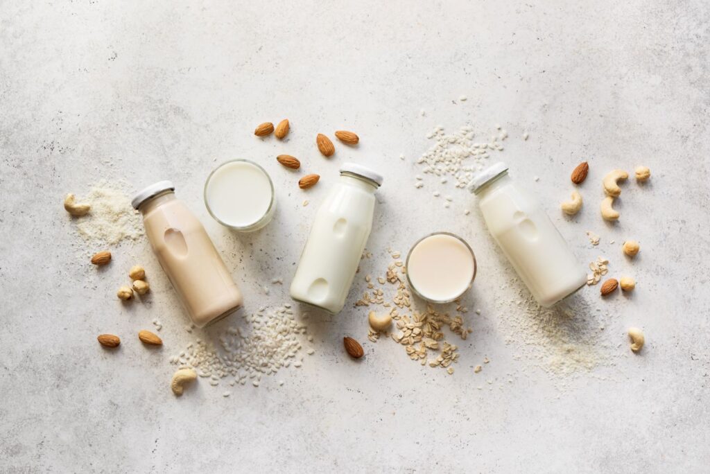 Überblick über vegane Milchalternativen aus Getreide, wie Hafer und Reis und Nüssen, wie Mandel oder Cashews