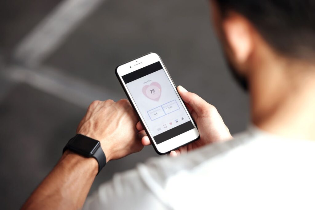 Biohacking: Mann mit einer App und Smartwatch zur Überwachung seines Pulses