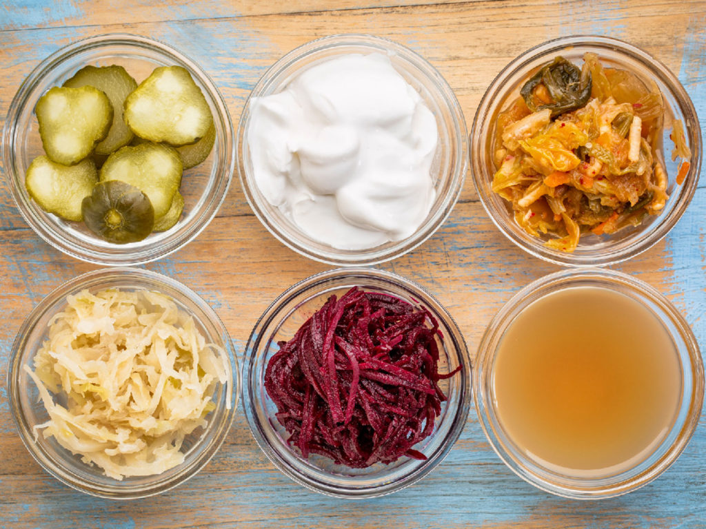 Verdauung anregen und gesunden darmflora fördern mit fermentierte Lebensmittel wie apfelessig, eingelegtes Kraut und Gemüse, als auch Joghurt