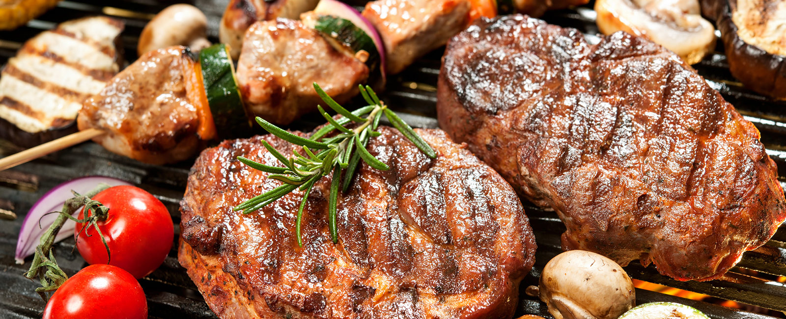 Moodbild fettes Fleisch auf dem Grill. 