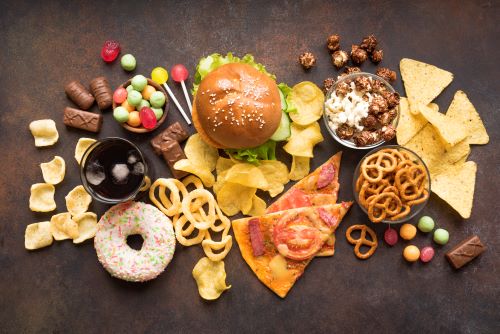 Hochverarbeitete Lebensmittel wie Fast Food und Süßigkeiten