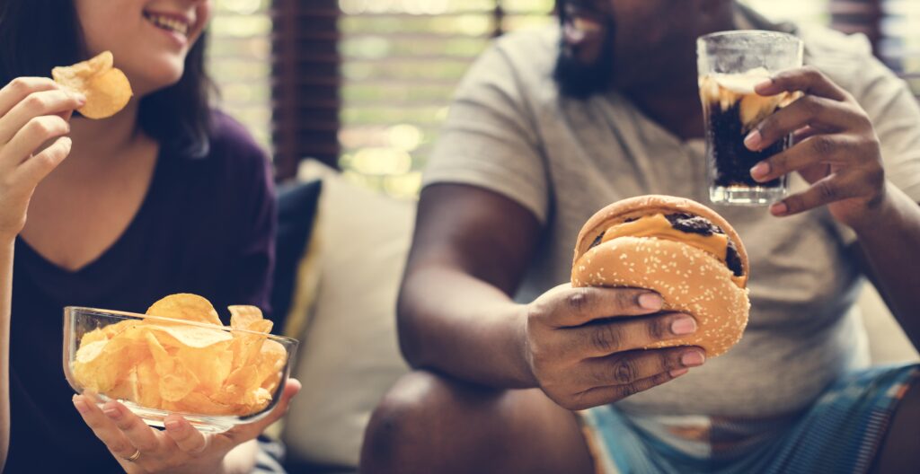 Häufiger Konsum Fast Food und Softdrinks führen zu Entwicklung von Übergewicht und Fettleibigkeit